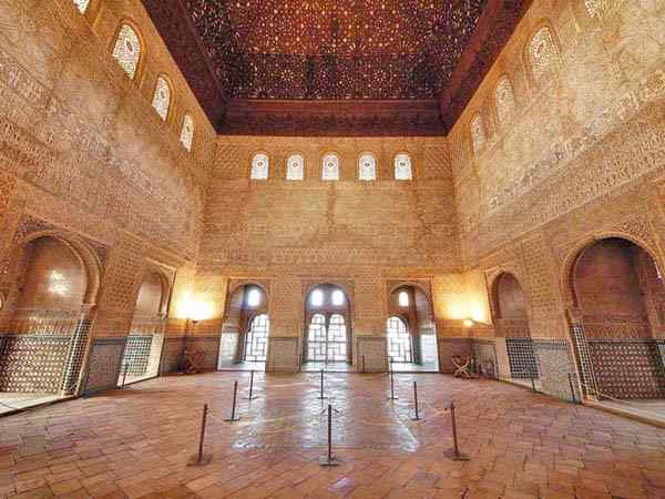 Comares-Palast Fassade mit geometrischen Fliesenmustern und hölzernen Fenstergittern, Alhambra