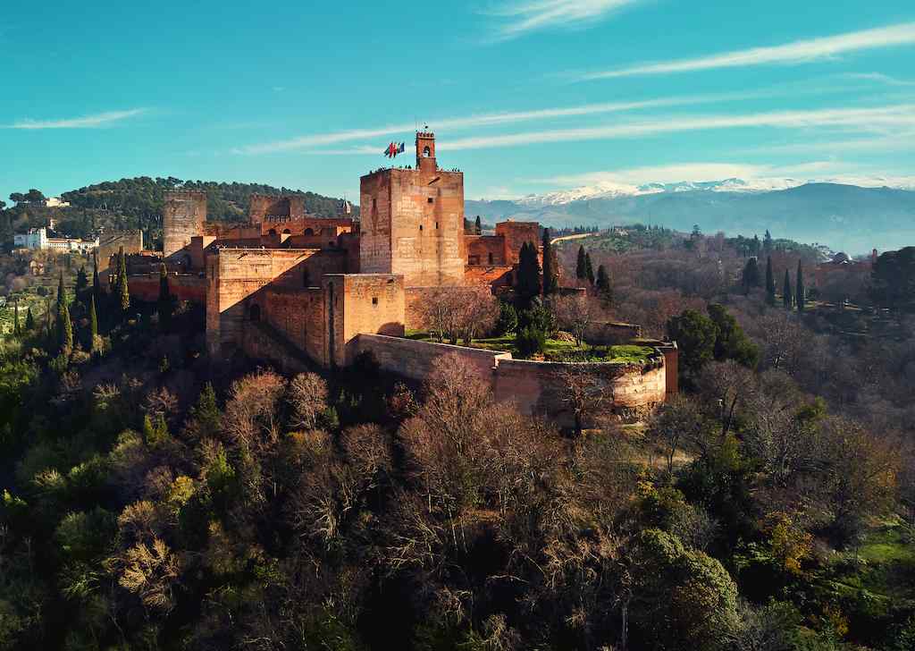 Muralhas e torres da fortaleza Alcazaba da Alhambra a erguer-se acima de Granada, Espanha