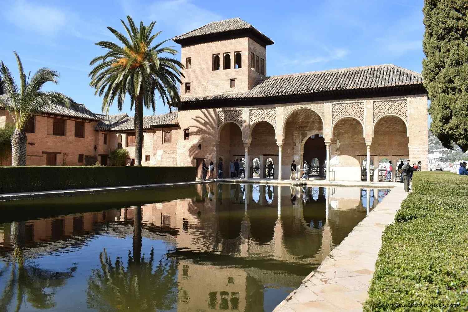 Pórtico de la Torre de las Damas reflejado en el estanque del Partal, jardines de la Alhambra