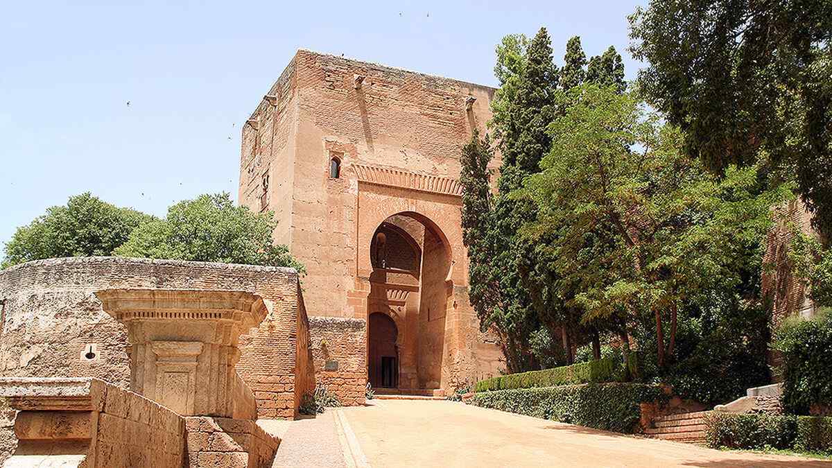 Arco de herradura de la Puerta de la Justicia, entrada principal a la Alhambra de Granada