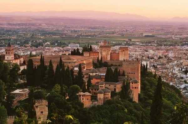 Vista desde la Silla del Moro hacia el complejo de la Alhambra y Granada