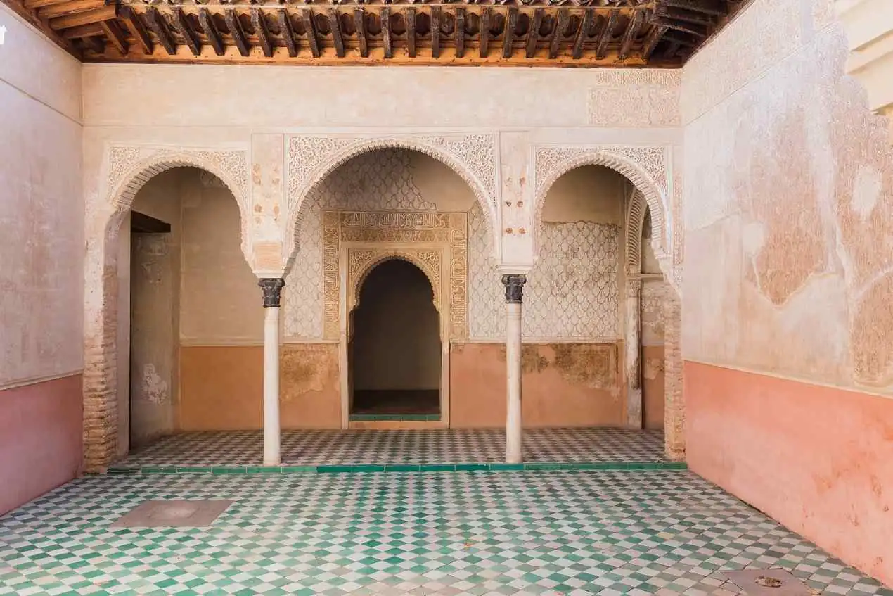 纳斯里德宫殿内的庭院几何构图