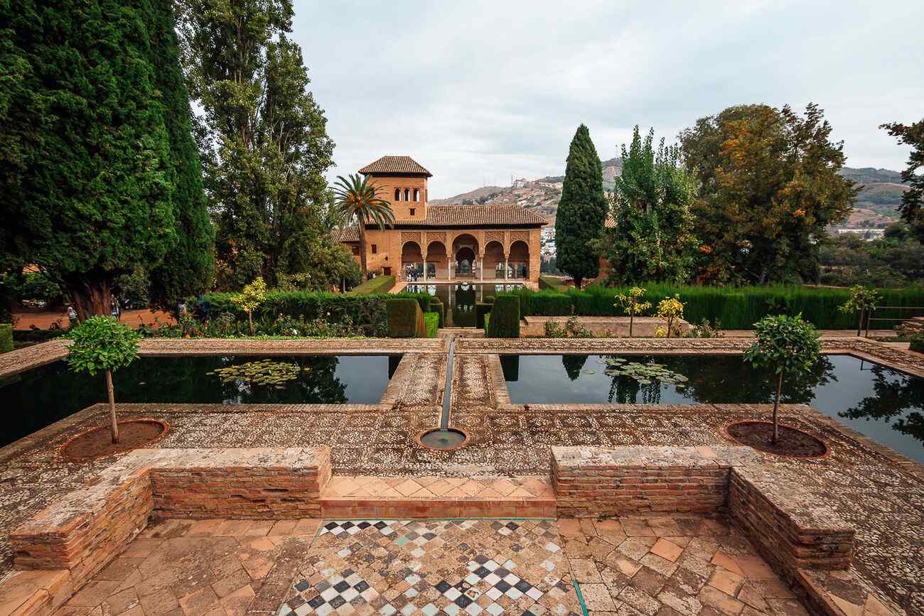 Jardines del Generalife en la Alhambra de Granada — incluidos en la mayoría de entradas