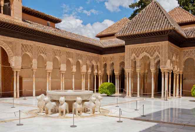 Fuente del Patio de los Leones sostenida por 124 leones de mármol blanco, Alhambra