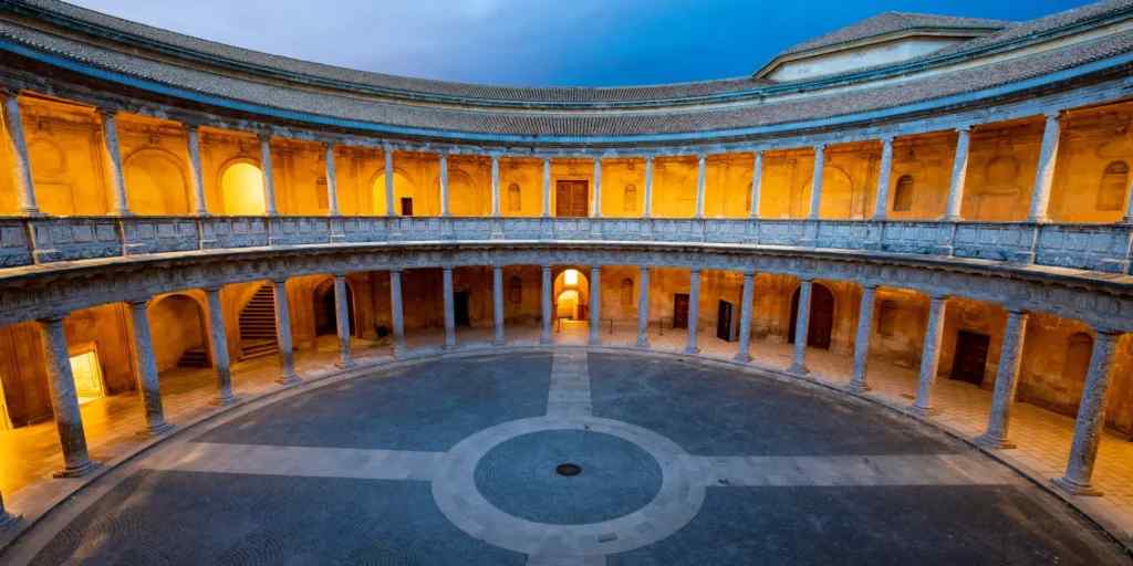 Interior do pátio circular colunado, Palácio de Carlos V, Alhambra Granada