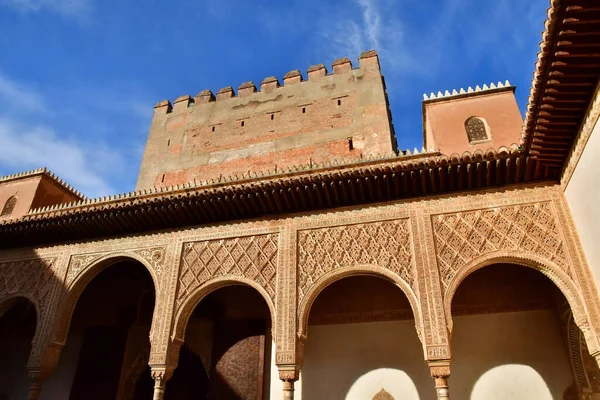 Torre di Comares perfettamente riflessa nell'acqua ferma del Patio de los Arrayanes, Palazzi Nasridi