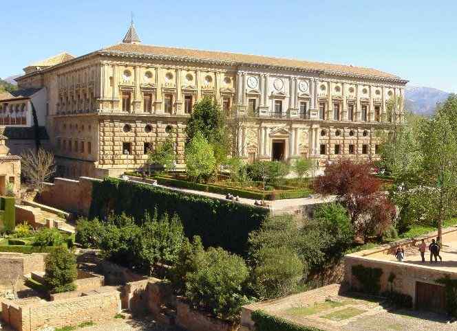 Fachada renascentista ornamentada com entalhes em relevo e medalhões, Palácio de Carlos V
