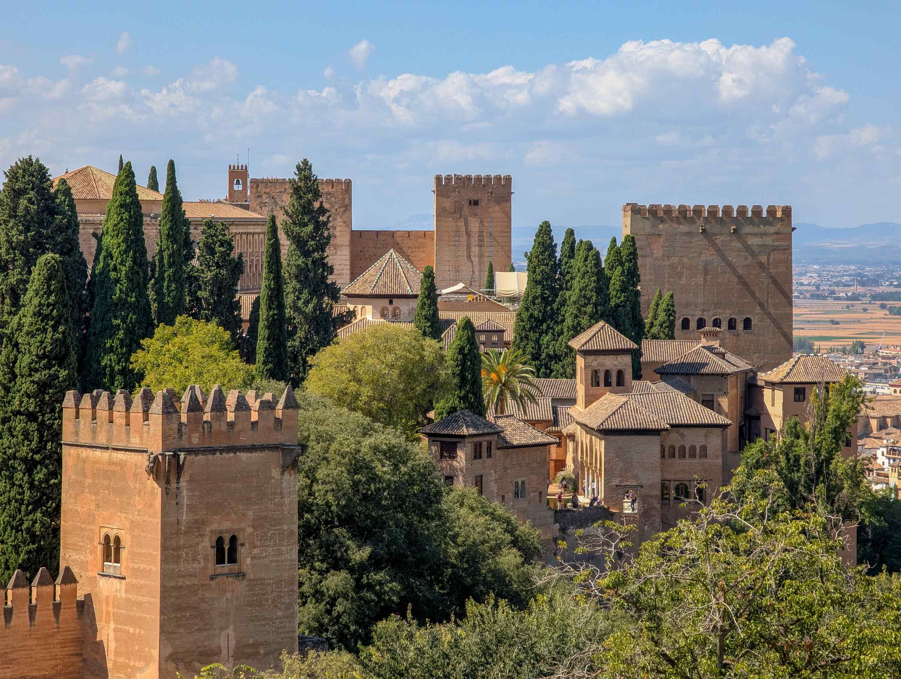 Arco de pedra e pátio no interior da fortaleza Alcazaba na Alhambra, Granada
