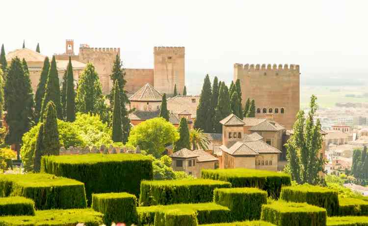 连接阿尔罕布拉宫宫殿与Generalife的柏树步道