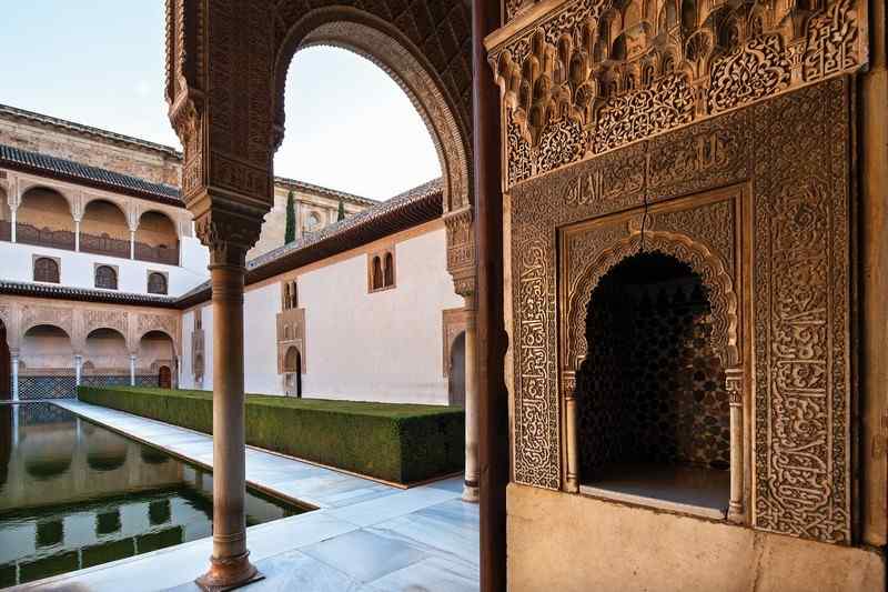 Siepi di mirto (arrayanes) che incorniciano la vasca riflettente nel Patio de los Arrayanes, Alhambra