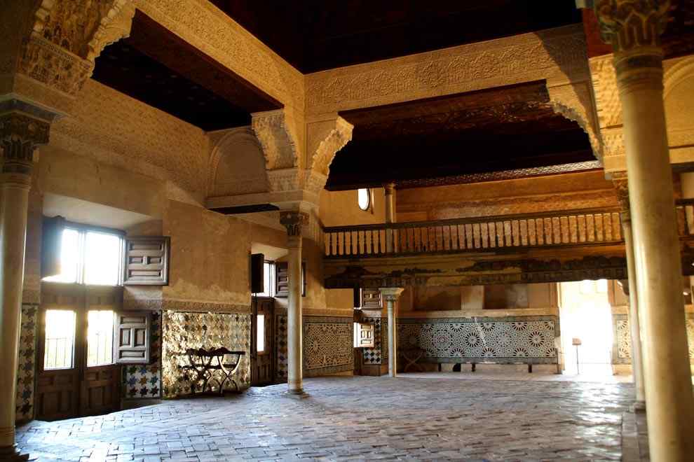 Kunstvoller Stuck und geschnitzte Holzdecke im Mexuar-Empfangssaal, Nasridenpaläste Alhambra