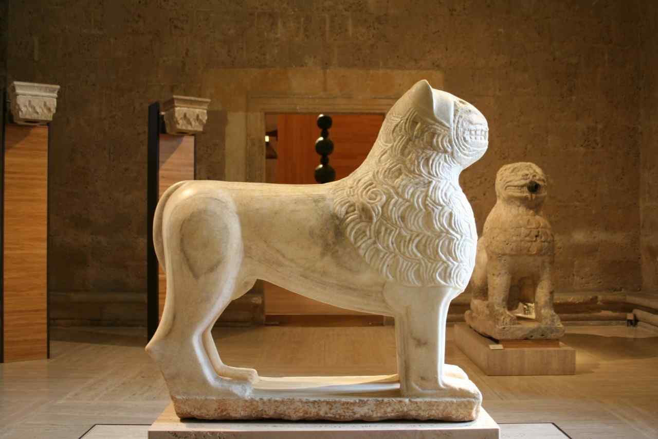 Galeria do Museo de la Alhambra com cerâmicas e objectos nasridas, Palácio de Carlos V