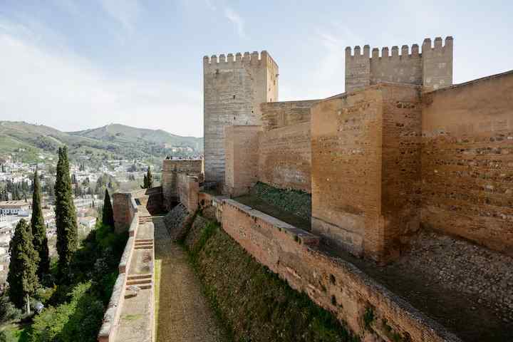 Passagem nas ameias ao longo das muralhas defensivas da Alcazaba com vistas sobre Granada