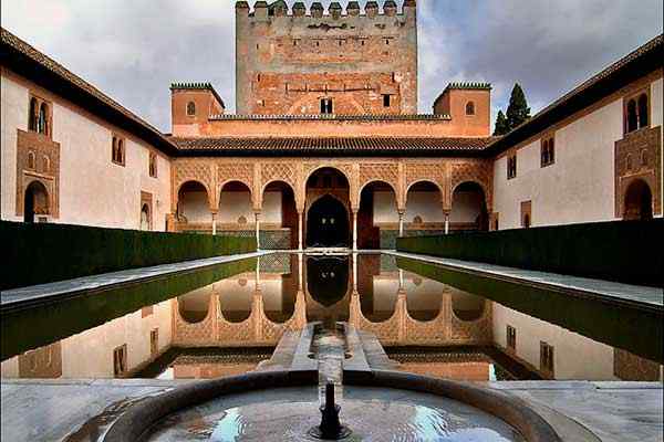 Patio de los Arrayanes Spiegelbecken umgeben von Kolonnaden, Nasridenpaläste Alhambra