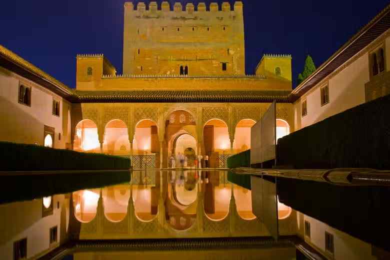 Vasca riflettente nel Patio de los Arrayanes con siepi di mirto e arcate del palazzo, Alhambra Granada
