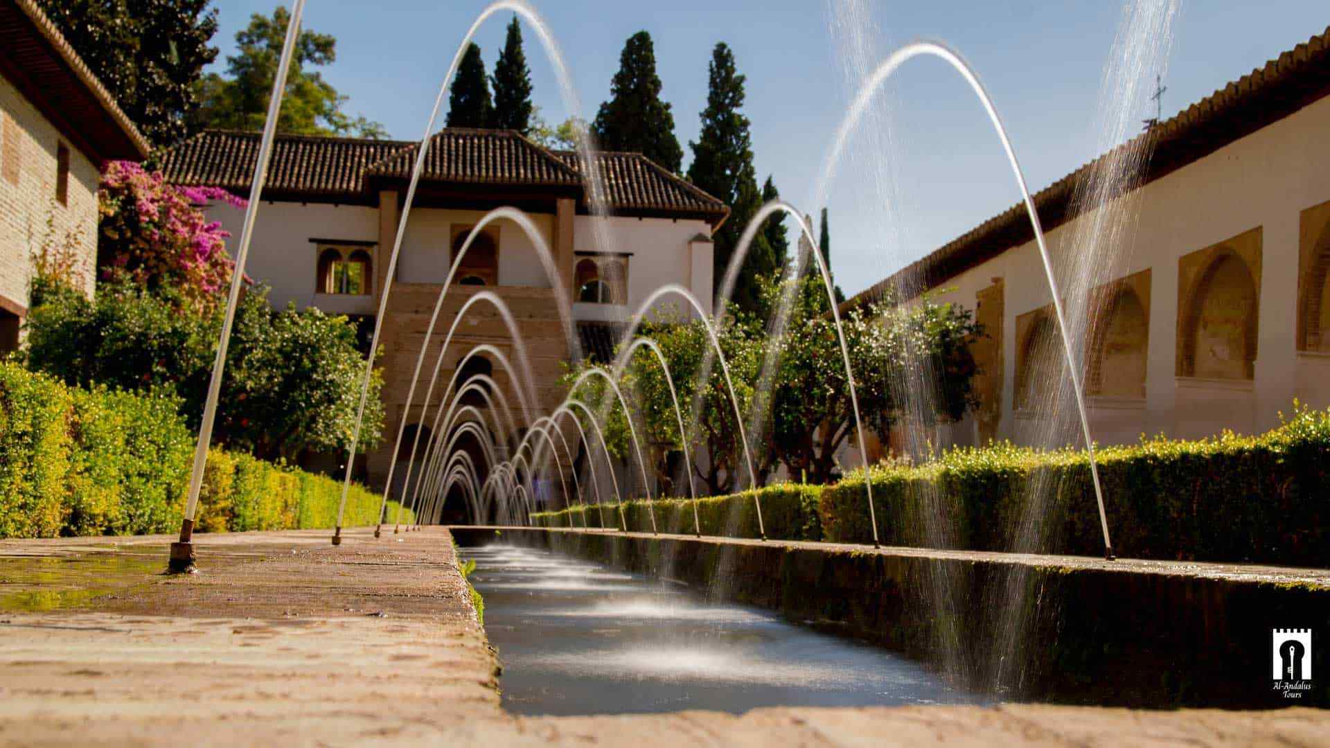 展示伊斯兰水利建筑的水渠和喷泉细节