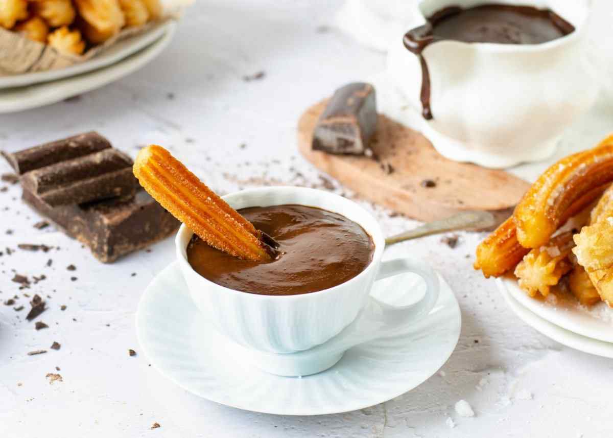 Churros con chocolate -- spanische frittierte Churros mit dicker Eintunk-Schokolade