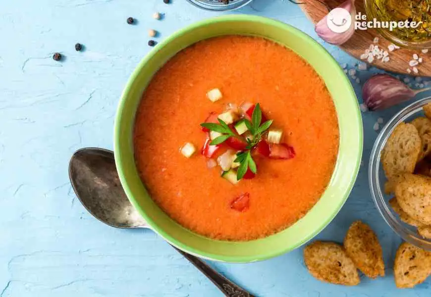 Gazpacho — sopa fria de tomate andaluza numa taça com azeite e guarnição de legumes
