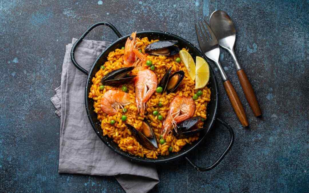 Paella valenciana -- traditionelles spanisches Reisgericht aus Valencia mit Safran und Gemuese
