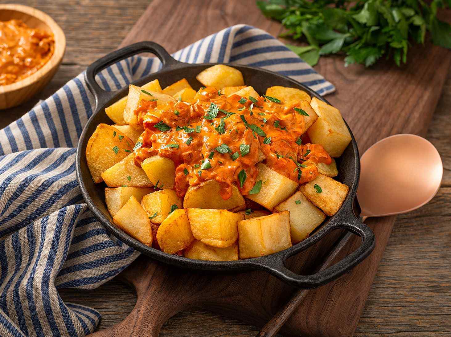 Patatas bravas -- spanische Bratkartoffeln mit scharfer Brava-Sauce und Aioli