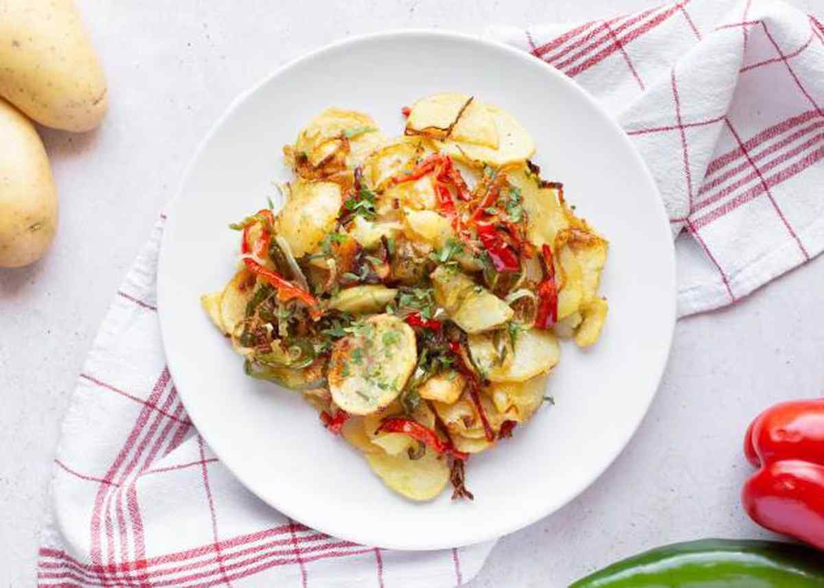 Patatas a lo pobre -- Granada-Kartoffeln, langsam gegart mit Olivenoel, Knoblauch und gruener Paprika