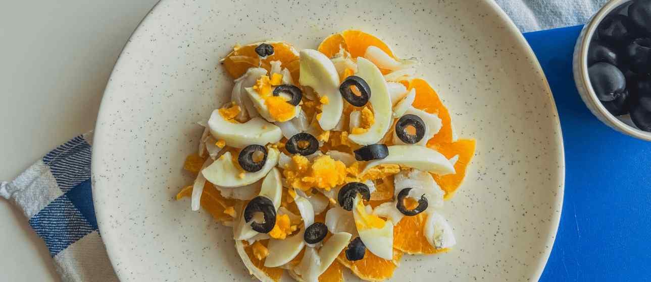 Remojón granadino -- traditioneller Granada-Salat mit Orange, Stockfisch, Oliven und Olivenoel
