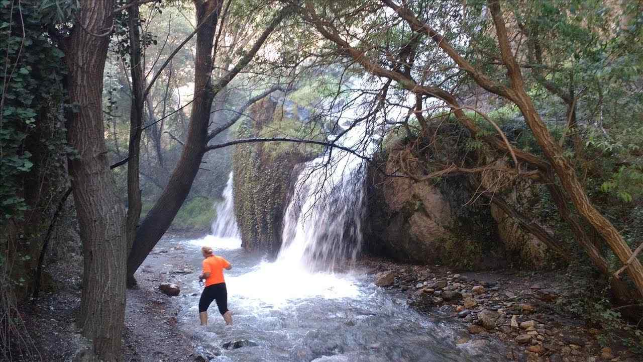 Wasserfall auf der Ruta de los Cahorros del Río Dúrcal im Lecrín-Tal