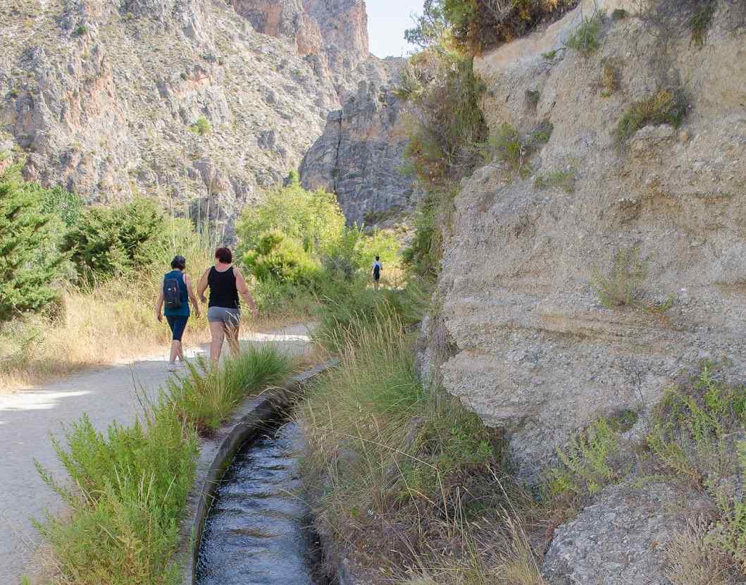 Wanderer auf dem Trail der Cahorros del Río Dúrcal