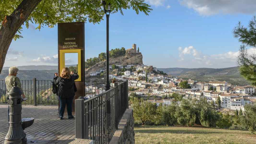 Centro da vila de Montefrío com olivais na paisagem envolvente