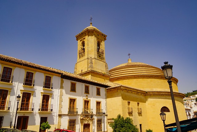 Ruas do bairro antigo de Montefrío com a Alcáçova acima